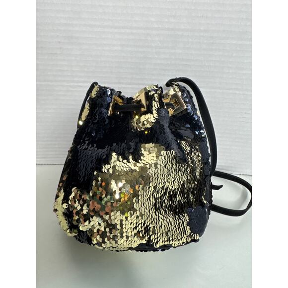 Retro style Sequin bucket bag in black and gold with pull closing inside lined - Picture 16 of 16